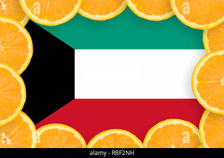 Kuwait Flagge im Rahmen der orange Zitrusfrüchten Schichten. Konzept der wachsenden sowie Import und Export von Zitrusfrüchten Stockfoto