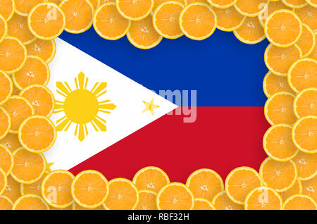 Philippinen Flagge im Rahmen der orange Zitrusfrüchten Schichten. Konzept der wachsenden sowie Import und Export von Zitrusfrüchten Stockfoto