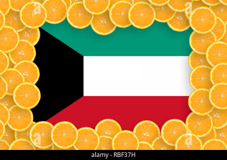 Kuwait Flagge im Rahmen der orange Zitrusfrüchten Schichten. Konzept der wachsenden sowie Import und Export von Zitrusfrüchten Stockfoto