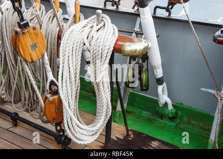 Schiff rigging Seil auf spezielle Halterungen outdoor closeup festgelegt Stockfoto