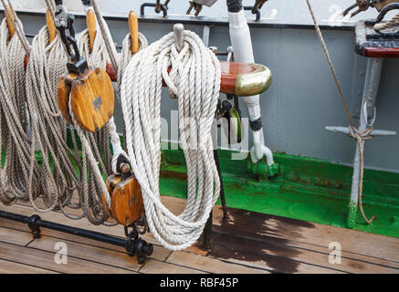 Schiff rigging Seil auf spezielle Halterungen outdoor closeup festgelegt Stockfoto