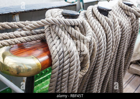 Schiff rigging Seil auf spezielle Halterungen outdoor closeup festgelegt Stockfoto