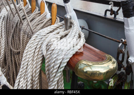 Schiff rigging Seil auf spezielle Halterungen outdoor closeup festgelegt Stockfoto