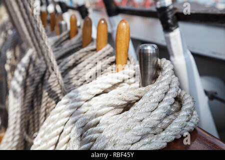 Schiff rigging Seil auf spezielle Halterungen outdoor closeup festgelegt Stockfoto