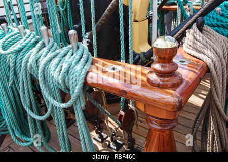 Schiff rigging Seil auf spezielle Halterungen outdoor closeup festgelegt Stockfoto