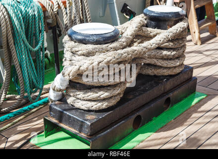 Schiff rigging Seil auf spezielle Halterungen outdoor closeup festgelegt Stockfoto