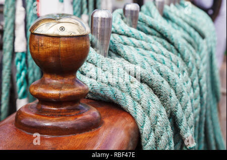 Schiff rigging Seil auf spezielle Halterungen outdoor closeup festgelegt Stockfoto