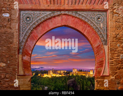 Alhambra Alhambra Granada arch Abbildung mit Sonnenuntergang Foto mount Stockfoto