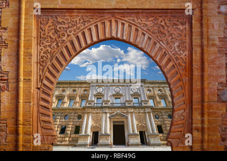 Alhambra arch Granada Abbildung mit Carlos V Fassade Foto mount Stockfoto