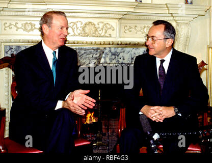 März 23, 2008 - Washington, District of Columbia, USA - Washington, D.C. - (Datei) - Vereinigte Staaten Staatssekretär James A. Baker, III und Außenminister Moshe Arens Israel kurze Reportern auf ihre Diskussionen auf das State Department in Washington, D.C. am Montag, März 13, 1989 (Bild: © arnie Sachs/CNP über ZUMA Draht) Stockfoto