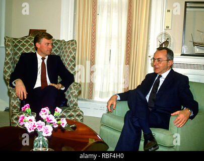 Washington, District of Columbia, USA. 22 Mär, 2008. Washington, DC - (Datei) -- United States Vizepräsident Dan Quayle trifft Außenminister Moshe Arens Israel in seinem Büro im Weißen Haus in Washington, DC am Montag, März 13, 1989 Credit: Arnie Sachs/CNP/ZUMA Draht/Alamy leben Nachrichten Stockfoto