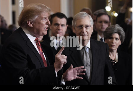 Washington, District of Columbia, USA. 9 Jan, 2019. Präsidenten der Vereinigten Staaten Donald J. Trumpf im Gespräch mit der Presse nach dem republikanischen Politik Mittagessen an der U.S. Capitol Gebäude am 9. Januar 2019 in Washington, DC. Im Bild von links nach rechts: der Präsident, US-Senator (Republikaner für Todd Junge Indiana), uns Mehrheitsführer im Senat, Mitch McConnell (Republikaner von Kentucky) und US-Senator Joni Ernst (Republikaner von Iowa) Credit: Olivier Douliery/CNP/ZUMA Draht/Alamy leben Nachrichten Stockfoto