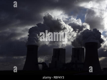 Grevenbroich, Deutschland. 09 Jan, 2019. Dunkle Wolken hängen über den RWE Braunkohle befeuerten mit Hintergrundbeleuchtung Neurat BOA 2/3 Kraftwerk in Neurath. Credit: Horst Ossinger //dpa/Alamy leben Nachrichten Stockfoto