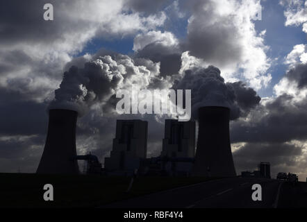 Grevenbroich, Deutschland. 09 Jan, 2019. Dunkle Wolken hängen über den RWE Braunkohle befeuerten mit Hintergrundbeleuchtung Neurat BOA 2/3 Kraftwerk in Neurath. Credit: Horst Ossinger //dpa/Alamy leben Nachrichten Stockfoto