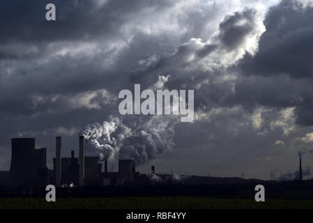 09. Januar 2019, Nordrhein-Westfalen, Bergheim: Dunkle Wolken hängen Hintergrundbeleuchtung über die RWE-Braunkohlekraftwerke Niederaußem im Stadtteil Niederaußem. Foto: Horst Ossinger //dpa Stockfoto