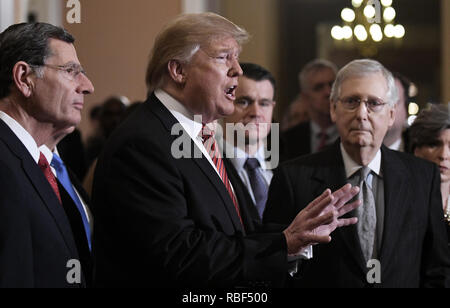 Washington, District of Columbia, USA. 9 Jan, 2019. Präsidenten der Vereinigten Staaten Donald J. Trumpf im Gespräch mit der Presse nach dem republikanischen Politik Mittagessen an der U.S. Capitol Gebäude am 9. Januar 2019 in Washington, DC. Im Bild von links nach rechts: US-Senator John barrasso (Republikaner von Wyoming), der Präsident, US-Senator (Republikaner für Todd Junge Indiana) und uns Mehrheitsführer im Senat, Mitch McConnell (Republikaner für Kentucky) Credit: Olivier Douliery/CNP/ZUMA Draht/Alamy Live News Links Stockfoto