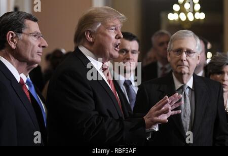 Washington, DC. 9 Jan, 2019. Präsidenten der Vereinigten Staaten Donald J. Trumpf im Gespräch mit der Presse nach dem republikanischen Politik Mittagessen an der U.S. Capitol Gebäude am 9. Januar 2019 in Washington, DC. Im Bild von links nach rechts: US-Senator John barrasso (Republikaner von Wyoming), der Präsident, US-Senator (Republikaner für Todd Junge Indiana) und uns Mehrheitsführer im Senat, Mitch McConnell (Republikaner für Kentucky) links. Credit: Olivier Douliery/Pool über CNP | Verwendung der weltweiten Kredit: dpa/Alamy leben Nachrichten Stockfoto