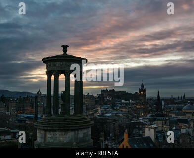Edinburgh, Schottland, Vereinigtes Königreich, 9. Januar 2019. UK Wetter: Silhouette der Douglas Stewart Denkmal auf dem Calton Hill mit Blick auf die Innenstadt Skyline bei Sonnenuntergang mit Balmoral Clock Tower beleuchtet, Kirchtürme und das Edinburgh Castle Stockfoto