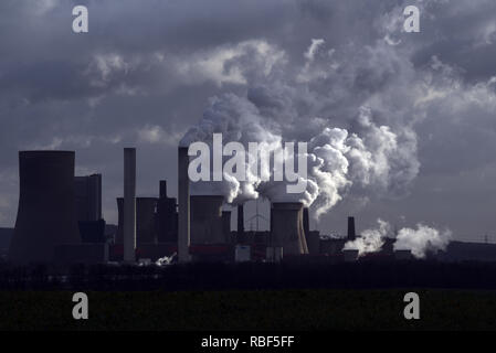 Bergheim, Deutschland. 09 Jan, 2019. Dunkle Wolken hängen über den RWE Braunkohle Hintergrundbeleuchtung befeuerte Kraftwerk Niederaußem im Stadtteil Niederaußem. Credit: Horst Ossinger //dpa/Alamy leben Nachrichten Stockfoto