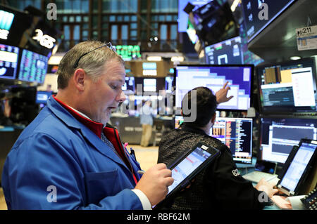 New York, USA. 9 Jan, 2019. Händler an der New York Stock Exchange in New York, USA, Jan. 9, 2019. Us-Aktien höher geschlossen am Mittwoch nach der Zusammenfassung der Sitzung des Federal Reserve im Dezember statt die Zentralbank ist Patient auf Zinserhöhungen zeigte. Der Dow Jones Industrial Average stieg 91.67 Punkte oder 0,39 Prozent auf 23,879.12. Der S&P 500 um 10,55 Punkte oder 0,41 Prozent auf 2,584.96. Der Nasdaq Composite Index war bis 60.08 Punkte oder 0,87 Prozent auf 6,957.08. Credit: Wang Ying/Xinhua/Alamy leben Nachrichten Stockfoto