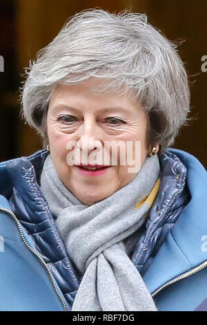 Premierminister Theresa May gesehen wird abweichend von Nummer 10 Downing Street im Unterhaus zu Besuchen des Ministerpräsidenten Fragen (PMQs), gefolgt von sinnvollen Abstimmung Debatte. Am Ende der fünf Tage Debatte der MPs wird auf Premierminister, Theresa's kann Brexit Abkommen stimmen. Stockfoto