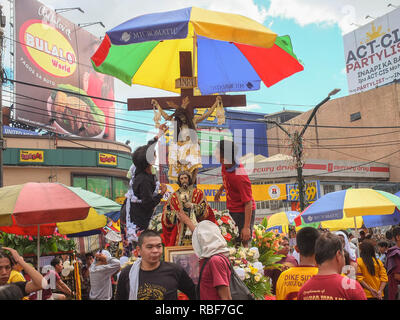 Manila, Philippinen. 9 Jan, 2019. Die katholischen Gläubigen, Ihren gekreuzigten Christus Replik zur Festsetzung während des traslacion 2018 Quiapo Kirche. Traslacion, bedeutet es, das Bild von einem Ort zum anderen, Es ist eine jährliche Praxis der Quiapo Kirche beobachtet auf dem heiligen Replik, die schwarzen Nazareners. Die Replik von Quirino Tribüne zu Quiapo Kirche in Manila vorgeführt werden. Credit: Josefiel Rivera/SOPA Images/ZUMA Draht/Alamy leben Nachrichten Stockfoto