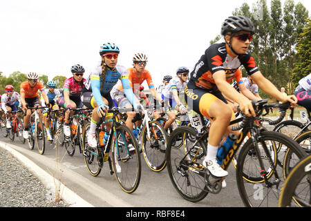 Adelaide, Australien. 10. Januar, 2019. Mannschaften, die in Phase 1 des 2019 Women's Tour Down Under Reiten durch die Stadt Hahndorf konkurrieren. Adelaide Australien. Quelle: Russell Mountford/Alamy leben Nachrichten Stockfoto