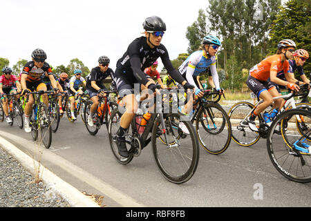 Adelaide, Australien. 10. Januar, 2019. Mannschaften, die in Phase 1 des 2019 Women's Tour Down Under Reiten durch die Stadt Hahndorf konkurrieren. Adelaide Australien. Quelle: Russell Mountford/Alamy leben Nachrichten Stockfoto