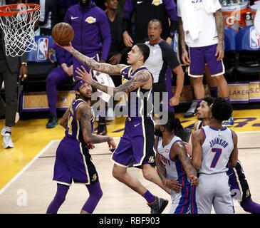 Los Angeles, Kalifornien, USA. 9 Jan, 2019. Los Angeles Lakers" Kyle Kuzma (0) geht in den Warenkorb während einer NBA Basketball Spiel zwischen den Los Angeles Lakers und Detroit Pistons Mittwoch, Januar 9, 2019, in Los Angeles. Credit: Ringo Chiu/ZUMA Draht/Alamy leben Nachrichten Stockfoto