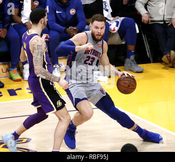 Los Angeles, Kalifornien, USA. 9 Jan, 2019. Detroit Pistons' Blake Griffin (23) dribbelt gegen Los Angeles Lakers" lonzo Kugel (2) Während eines NBA Basketball Spiel zwischen den Los Angeles Lakers und Detroit Pistons Mittwoch, Januar 9, 2019, in Los Angeles. Credit: Ringo Chiu/ZUMA Draht/Alamy leben Nachrichten Stockfoto