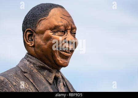 Durban, Südafrika, 9. Januar 2019. Staues der African National Congress (ANC) stalwarts und ehemaligen Präsidenten auf Anzeige entlang der Ruth zuerst Schnellstraße vor Durban vor der African National Congress (ANC) 2019 Wahlprogramm Starten bei Moses Mabhida Stadion in Durban am Samstag, 12. Januar 2019. Abgebildet ist der südafrikanische Präsident Cyril Ramaphosa. Jonathan Oberholster/Alamy leben Nachrichten Stockfoto