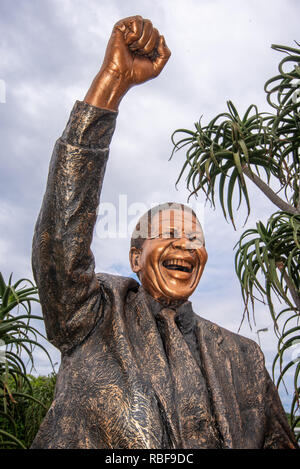 Durban, Südafrika, 9. Januar 2019. Staues der African National Congress (ANC) stalwarts und ehemaligen Präsidenten auf Anzeige entlang der Ruth zuerst Schnellstraße vor Durban vor der African National Congress (ANC) 2019 Wahlprogramm Starten bei Moses Mabhida Stadion in Durban am Samstag, 12. Januar 2019. Abgebildet ist Kampf Symbol und ehemaligen südafrikanischen Präsidenten Nelson Mandela. Jonathan Oberholster/Alamy Leben Nachrichten. Jonathan Oberholster/Alamy leben Nachrichten Stockfoto