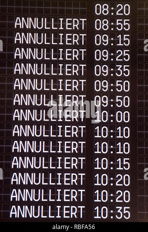 10. Januar 2019, Nordrhein-Westfalen, Köln: annullierte Flüge sind auf einer Anzeigetafel am Flughafen gekennzeichnet. An den Flughäfen Köln/Bonn, Düsseldorf und Stuttgart einen ganztägigen Warnstreiks des Sicherheitspersonals begann. Foto: Federico Gambarini/dpa Stockfoto