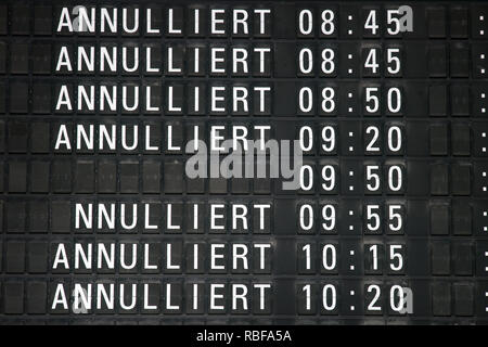 10. Januar 2019, Nordrhein-Westfalen, Köln: annullierte Flüge sind auf einer Anzeigetafel am Flughafen gekennzeichnet. An den Flughäfen Köln/Bonn, Düsseldorf und Stuttgart einen ganztägigen Warnstreiks des Sicherheitspersonals begann. Foto: Federico Gambarini/dpa Stockfoto