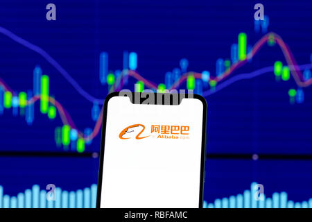 Hongkong, China. 28 Dez, 2018. Alibaba Logo ist auf ein Android Smartphone über Stock Chart. Credit: Daniel Fung/SOPA Images/ZUMA Draht/Alamy leben Nachrichten Stockfoto