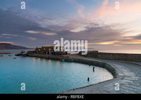 Lyme Regis, Dorset, Großbritannien. 10 Jan, 2019. UK Wetter: Kalt start in den Tag als Verdickung Wolke im Himmel Rollen in über der Cobb Hafen in Lyme Regis in Dorset bei Sonnenaufgang. Foto: Graham Jagd-/Alamy leben Nachrichten Stockfoto