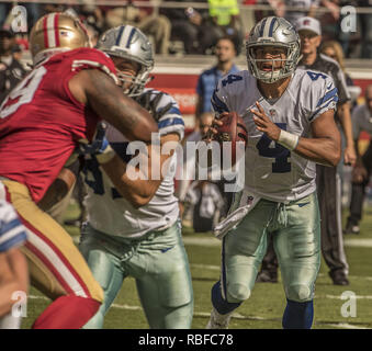 Santa Clara, Kalifornien, USA. 2. Okt 2016. Dallas Cowboys Quarterback Dak Prescott (4) Bereiten Sie sich Kugel am Sonntag, 2. Oktober 2016, Levis Stadion in Santa Clara, Kalifornien. Die Cowboys besiegten die 49ers 24-17. Credit: Al Golub/ZUMA Draht/Alamy leben Nachrichten Stockfoto