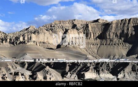 (190110) - Peking, Jan. 10, 2019 (Xinhua) - Foto auf Sept. 10, 2018 zeigt die einzigartige Landschaft der 'Wald' in der Präfektur Ngari Zanda County, im Südwesten Chinas Tibet autonomen Region. Zanda verfügt über die einzigartige Landschaft der "Erde Wald" und gut erhaltenen Guge Königreich Website. Die alten Guge Königreich wurde um das 9. Jahrhundert gegründet, aber auf mysteriöse Weise verschwunden während des 17. Jahrhunderts. Ngari, in einer durchschnittlichen Höhe von 4.500 Metern, ist unter dem Spitznamen "Oben auf dem Dach der Welt.' Es hat immer das Schmuckstück für Abenteurer und Archäologen, und afte Stockfoto