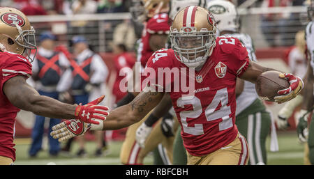 Dezember 11, 2016 - Santa Clara, Kalifornien, USA - San Francisco 49ers zurück läuft Shaun Draughn (24) feiert Touchdown am Sonntag, 11. Dezember 2016, in Levis Stadion in Santa Clara, Kalifornien. Die Düsen besiegten die 49ers in überstunden 23-17. (Bild: © Al Golub/ZUMA Draht) Stockfoto