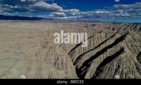 (190110) - Peking, Jan. 10, 2019 (Xinhua) - Foto auf Sept. 10, 2018 zeigt die einzigartige Landschaft der 'Wald' in der Präfektur Ngari Zanda County, im Südwesten Chinas Tibet autonomen Region. Zanda verfügt über die einzigartige Landschaft der "Erde Wald" und gut erhaltenen Guge Königreich Website. Die alten Guge Königreich wurde um das 9. Jahrhundert gegründet, aber auf mysteriöse Weise verschwunden während des 17. Jahrhunderts. Ngari, in einer durchschnittlichen Höhe von 4.500 Metern, ist unter dem Spitznamen "Oben auf dem Dach der Welt.' Es hat immer das Schmuckstück für Abenteurer und Archäologen, und afte Stockfoto