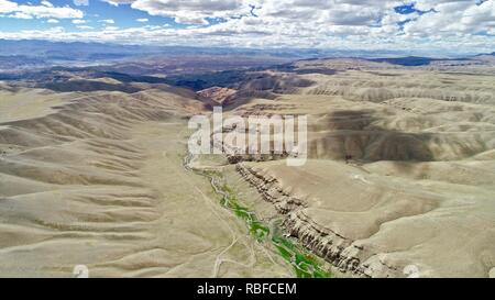 (190110) - Peking, Jan. 10, 2019 (Xinhua) - Foto auf Sept. 10, 2018 zeigt ein Tal zu den Ruinen der Guge Königreich in der Präfektur Ngari Zanda County, im Südwesten Chinas Tibet autonomen Region. Zanda verfügt über die einzigartige Landschaft der "Erde Wald" und gut erhaltenen Guge Königreich Website. Die alten Guge Königreich wurde um das 9. Jahrhundert gegründet, aber auf mysteriöse Weise verschwunden während des 17. Jahrhunderts. Ngari, in einer durchschnittlichen Höhe von 4.500 Metern, ist unter dem Spitznamen "Oben auf dem Dach der Welt.' Es hat immer das Schmuckstück für Abenteurer und Archäologen, und eine Stockfoto