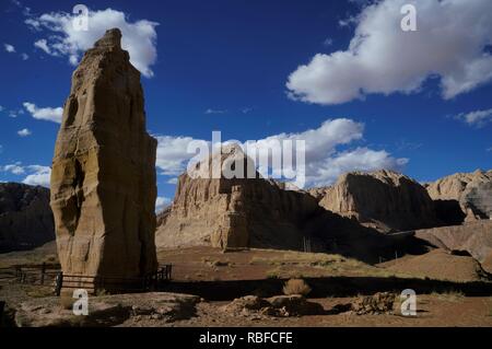 (190110) - Peking, Jan. 10, 2019 (Xinhua) - Foto auf Sept. 10, 2018 zeigt die einzigartige Landschaft der 'Wald' in der Präfektur Ngari Zanda County, im Südwesten Chinas Tibet autonomen Region. Zanda verfügt über die einzigartige Landschaft der "Erde Wald" und gut erhaltenen Guge Königreich Website. Die alten Guge Königreich wurde um das 9. Jahrhundert gegründet, aber auf mysteriöse Weise verschwunden während des 17. Jahrhunderts. Ngari, in einer durchschnittlichen Höhe von 4.500 Metern, ist unter dem Spitznamen "Oben auf dem Dach der Welt.' Es hat immer das Schmuckstück für Abenteurer und Archäologen, und afte Stockfoto
