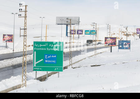 Beirut, Libanon. 10 Jan, 2019. Beirut Damaskus Highway ist von Schnee geräumt, da die Bergregionen und Dörfern östlich von Beirut mit frischem Schnee aufgrund der jüngsten Unwetter vom Sturm Norma Credit getroffen wurden: Amer ghazzal/Alamy leben Nachrichten Stockfoto