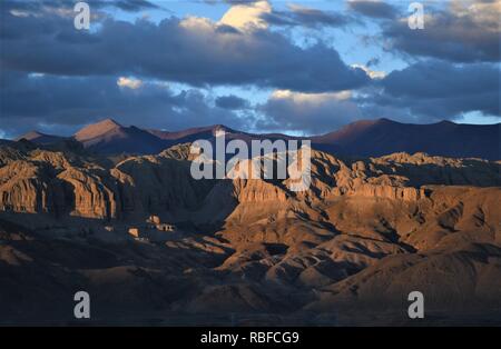 (190110) - Peking, Jan. 10, 2019 (Xinhua) - Foto auf Sept. 10, 2018 zeigt die einzigartige Landschaft der 'Wald' in der Präfektur Ngari Zanda County, im Südwesten Chinas Tibet autonomen Region. Zanda verfügt über die einzigartige Landschaft der "Erde Wald" und gut erhaltenen Guge Königreich Website. Die alten Guge Königreich wurde um das 9. Jahrhundert gegründet, aber auf mysteriöse Weise verschwunden während des 17. Jahrhunderts. Ngari, in einer durchschnittlichen Höhe von 4.500 Metern, ist unter dem Spitznamen "Oben auf dem Dach der Welt.' Es hat immer das Schmuckstück für Abenteurer und Archäologen, und afte Stockfoto