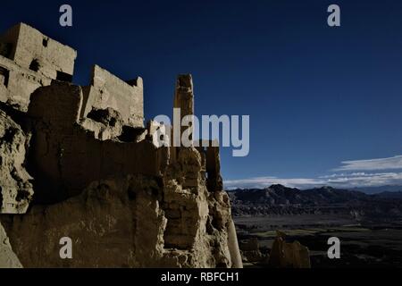 (190110) - Peking, Jan. 10, 2019 (Xinhua) - Foto auf Sept. 11, 2018 zeigt die Ruine des Guge Königreich in der Präfektur Ngari Zanda County, im Südwesten Chinas Tibet autonomen Region. Zanda verfügt über die einzigartige Landschaft der "Erde Wald" und gut erhaltenen Guge Königreich Website. Die alten Guge Königreich wurde um das 9. Jahrhundert gegründet, aber auf mysteriöse Weise verschwunden während des 17. Jahrhunderts. Ngari, in einer durchschnittlichen Höhe von 4.500 Metern, ist unter dem Spitznamen "Oben auf dem Dach der Welt.' Es hat immer das Schmuckstück für Abenteurer und Archäologen, und nach ihnen Ca Stockfoto