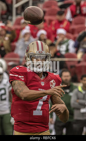 Dezember 11, 2016 - Santa Clara, Kalifornien, USA - San Francisco 49ers quarterback Colin Kaepernick (7) übergibt nach Feld am Sonntag, 11. Dezember 2016, in Levis Stadion in Santa Clara, Kalifornien. Die Düsen besiegten die 49ers in überstunden 23-17. (Bild: © Al Golub/ZUMA Draht) Stockfoto