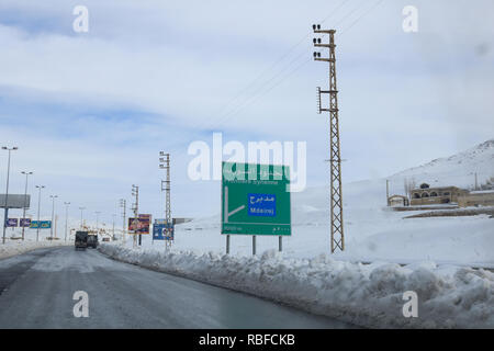 Beirut, Libanon. 10 Jan, 2019. Beirut Damaskus Highway ist von Schnee geräumt, da die Bergregionen und Dörfern östlich von Beirut mit frischem Schnee aufgrund der jüngsten Unwetter vom Sturm Norma Credit getroffen wurden: Amer ghazzal/Alamy leben Nachrichten Stockfoto