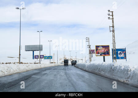 Beirut, Libanon. 10 Jan, 2019. Beirut Damaskus Highway ist von Schnee geräumt, da die Bergregionen und Dörfern östlich von Beirut mit frischem Schnee aufgrund der jüngsten Unwetter vom Sturm Norma Credit getroffen wurden: Amer ghazzal/Alamy leben Nachrichten Stockfoto