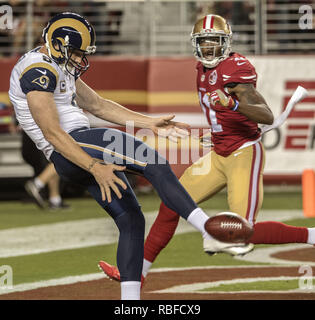 Santa Clara, Kalifornien, USA. 12. Sep 2016. San Francisco 49ers wide receiver Quinton Patton (11) stürmt Los Angeles Rams Börsenspekulant Johnny Hekker (6) am Sonntag, 12. September 2016, in Levis Stadion in Santa Clara, Kalifornien. Die 49ers besiegten die Ram 28-0. Credit: Al Golub/ZUMA Draht/Alamy leben Nachrichten Stockfoto