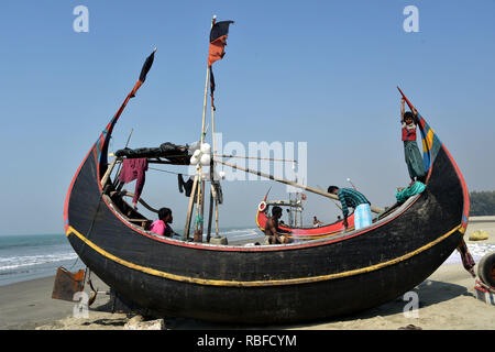 Teknaf, Bangladesch. 9 Jan, 2019. Fischer bereiten ein fischernetz in der Nähe ein Boot in Teknaf, Cox's Bazar, Bangladesch, Jan. 9, 2019. Als eine faszinierende Fischereihafen, Teknaf, an der Bucht von Bengalen begrenzt im Süden bekannt, ist in Cox's Bazar Viertel, etwa 292 km südöstlich von Dhaka. Credit: Stringer/Xinhua/Alamy leben Nachrichten Stockfoto